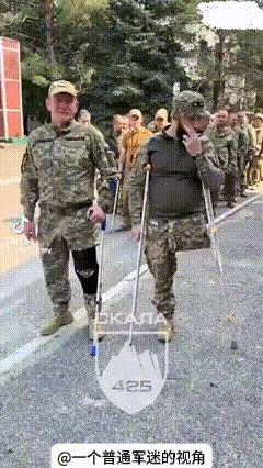 乌军425突击团的士兵拍摄的一幕，大批士兵伤愈归队，很多人还拄着拐杖，甚至有一名