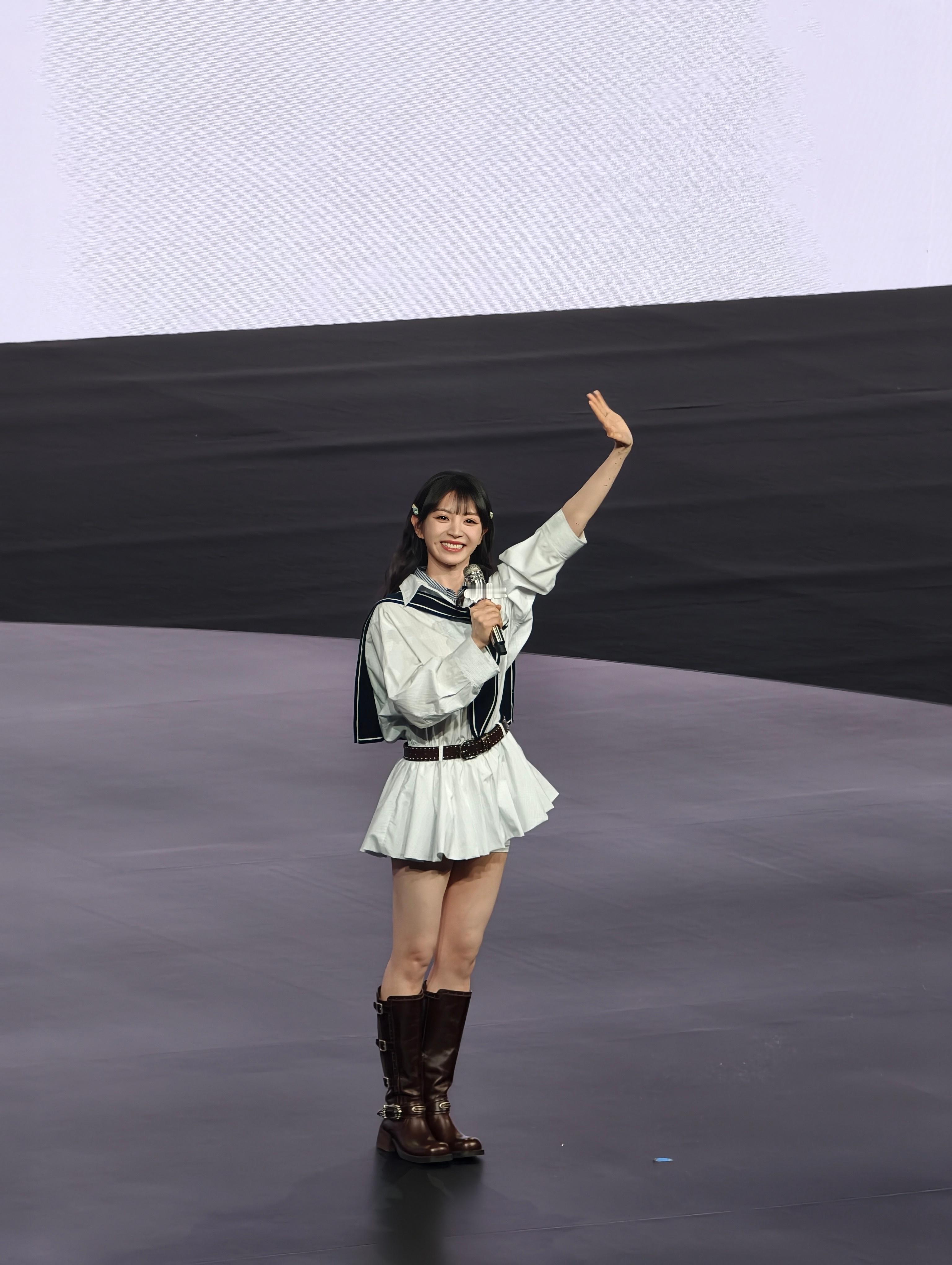 田曦薇跑步的神昨天在S50发布会拍的田曦薇，怎么能这么有生命力啊，好活泼开朗