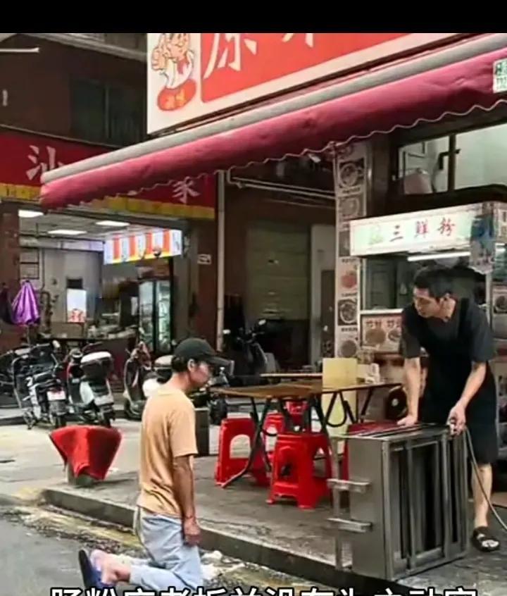深圳街头这幕真让人心里堵得慌！一个男人说自己三天没吃饭，就想要碗肠粉，老板直