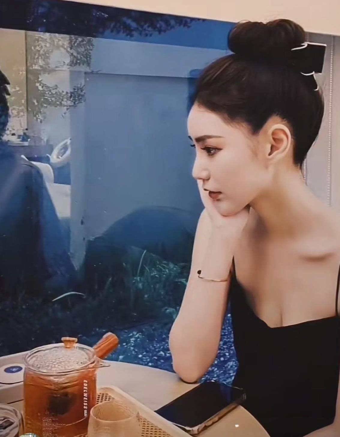 一大早马筱梅懒理沸沸扬扬的传闻，又晒出小吊带黑裙美照……画着精致妆容的马筱梅、