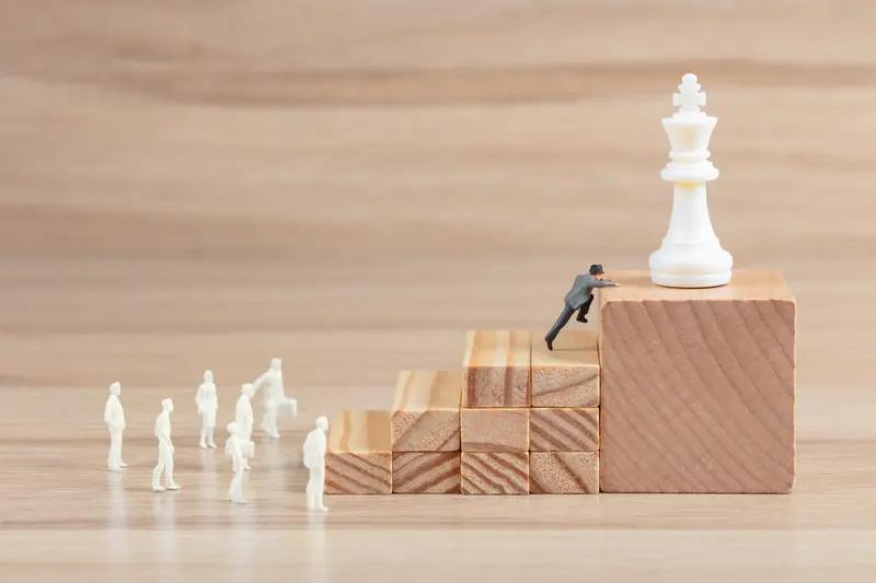 什么是领导？一、在做事上：给人方法、给人方向、给人力量二、在做人上：给人