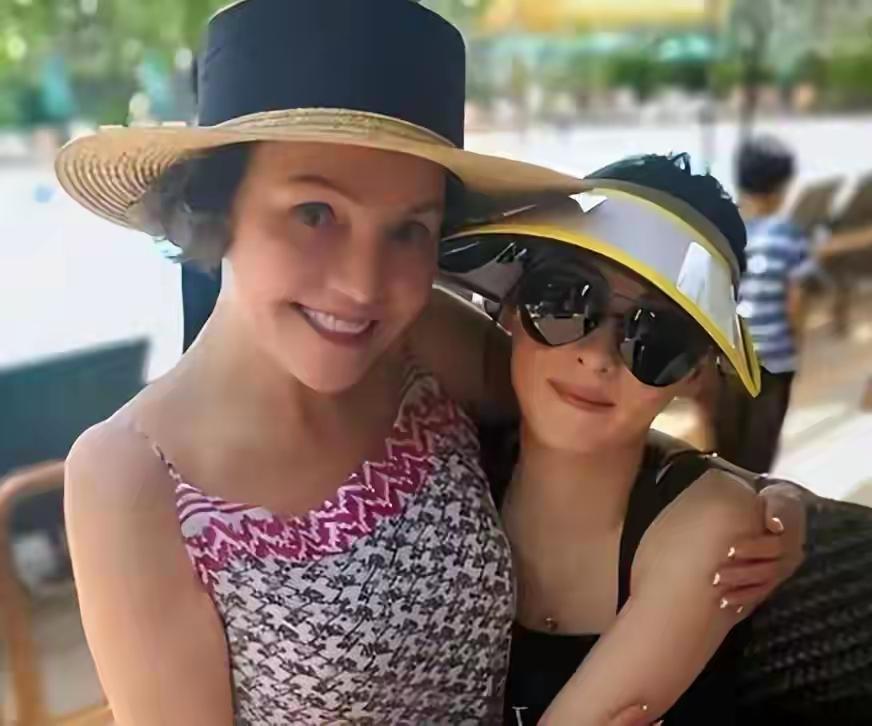 不得不承认基因的强大，张柏芝完美继承了母亲戴莎莉的基因，五官极为相像。近日，有