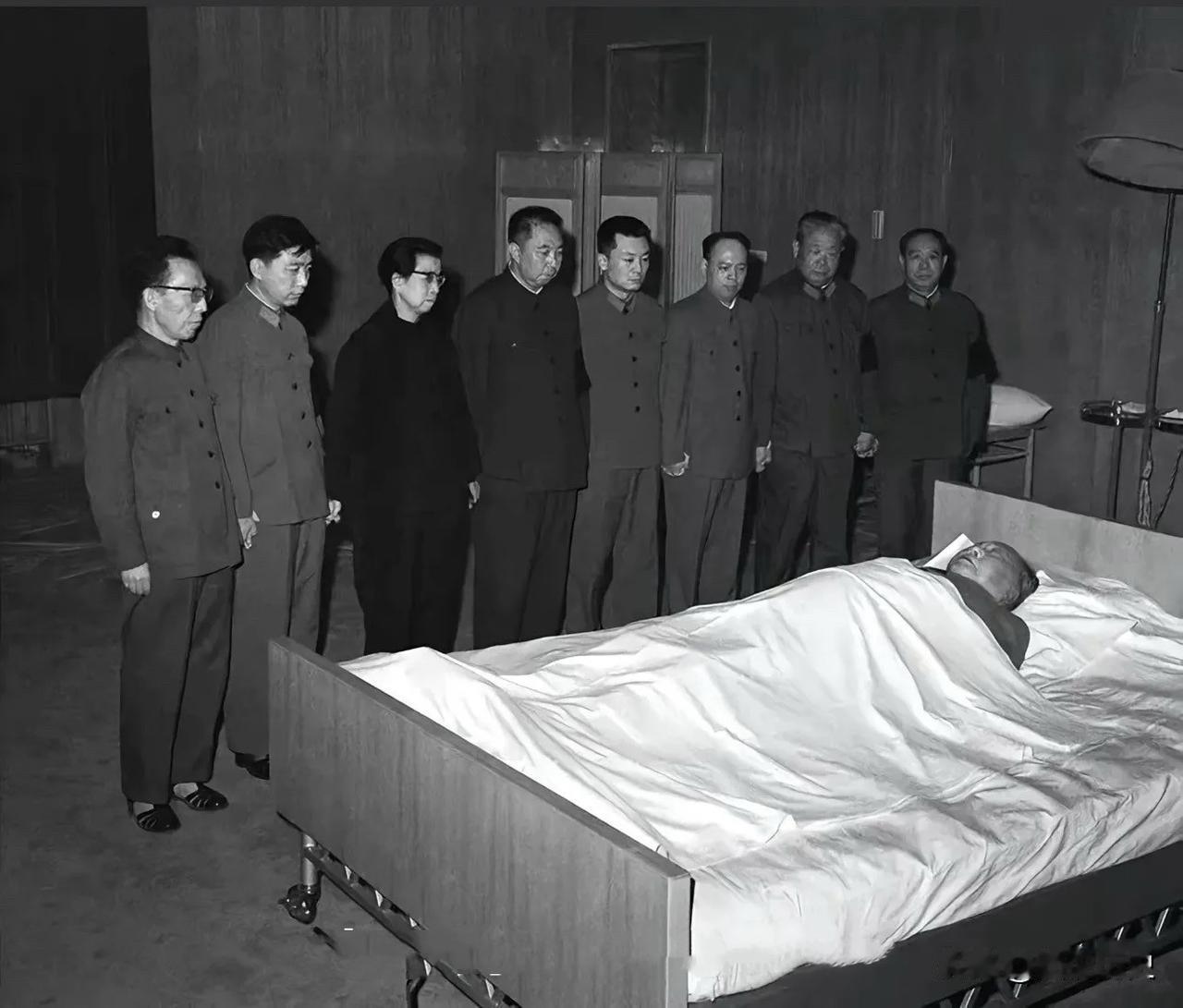 举国悲痛，一代伟人走了！1976年9月9日，这一天是中国近现代史上令亿万人民