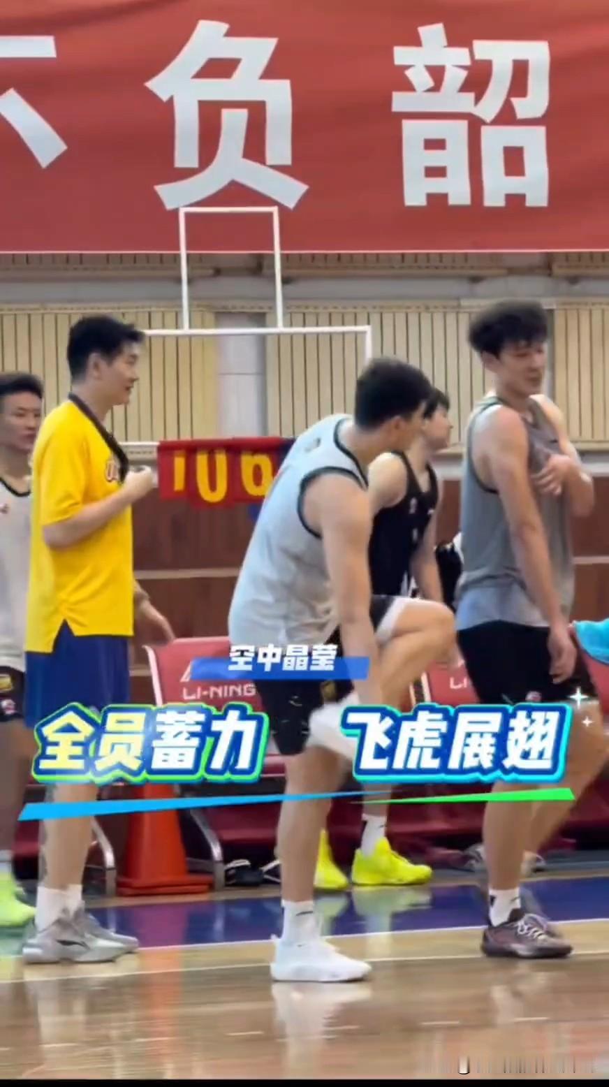 近日新疆球迷，空中晶莹大姐晒视频显示：新疆男篮分为黑白两队进行对抗训练。白队包括