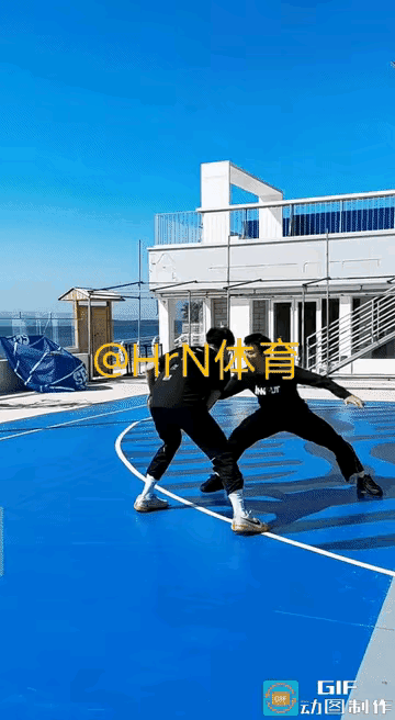 还可以在三分线外一米处二次起飞。😯