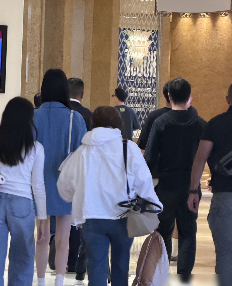 赌王家规矩森严，出门带保镖是铁律，可何猷君让外籍保镖坐下跟他一桌吃猪排饭。澳门小破火锅店，路人撞见奚