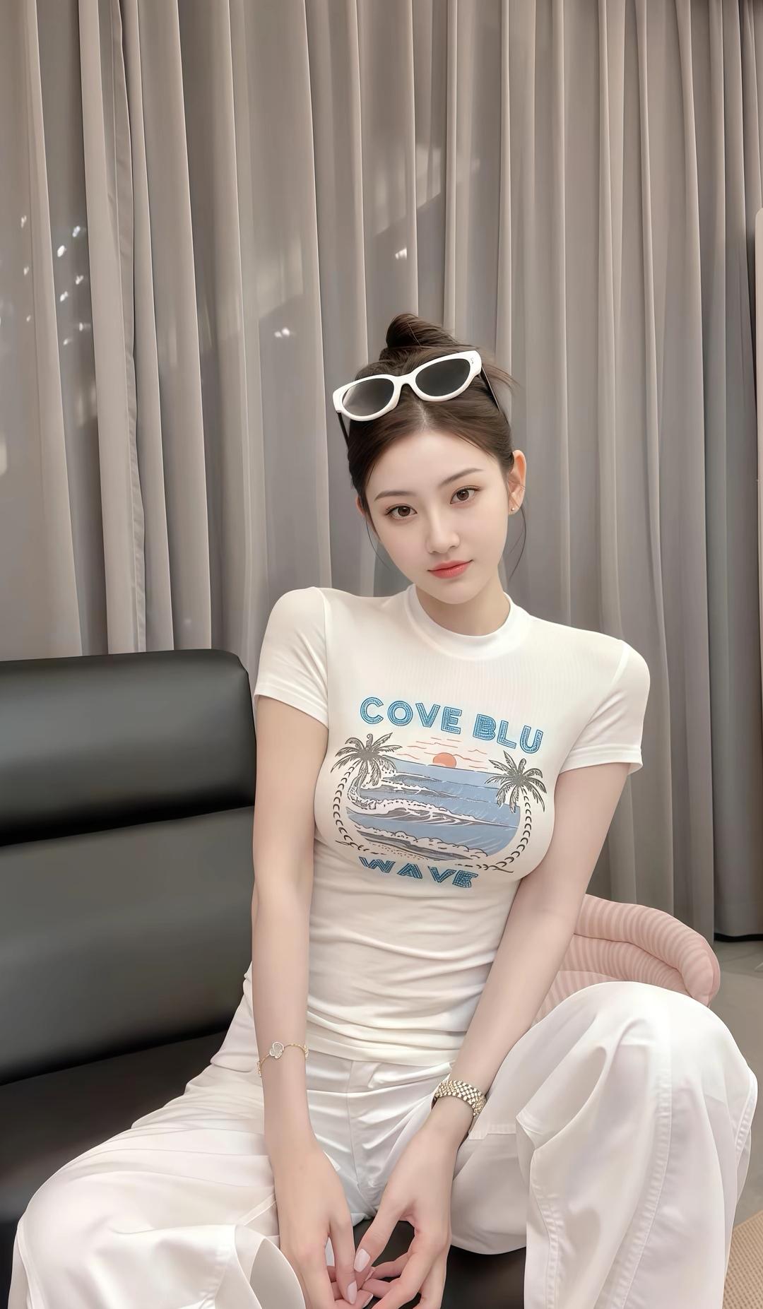 夏日清凉穿搭指南：白色T恤+白色裤子，搭配墨镜，轻松自在！🌞👗👒