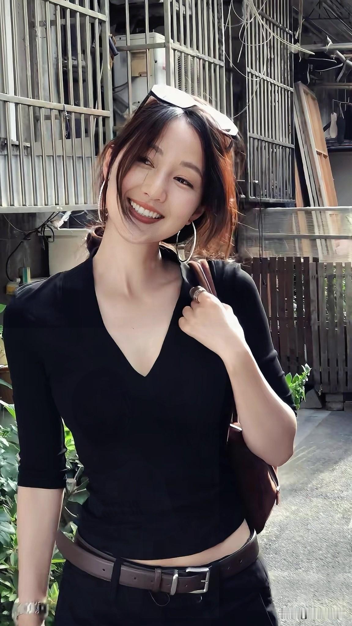 都市穿搭利落吸睛，自信笑意藏不住，女孩的鲜活魅力直接拉满！😊✨所见随拍记录美好