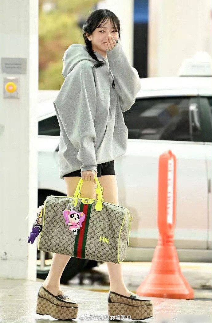 果然时尚是个轮回，又开始流行厚底鞋了，走路应该很稳吧..