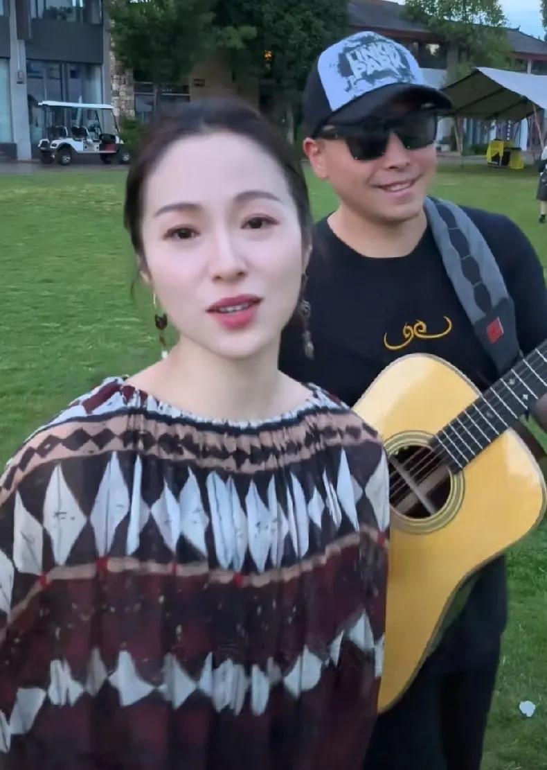江一燕，让人一眼万年啊！毫不客气的讲，江一燕年轻的时候，满足了男人对初恋的幻想