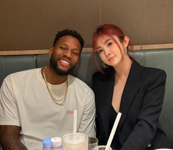 广东队以前的冠军外援威姆斯，并没有离开中国，他直接把孩子接来中国上学，自己在这