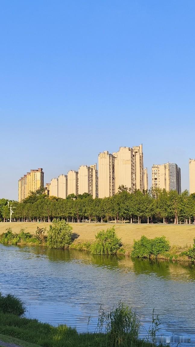 南京这天气最近真的是把“早晚乱穿衣”玩明白了。今天白天晴或多云，阳光晒得人后背