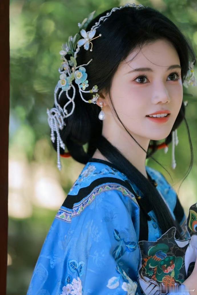 孙珍妮是青花瓷成精了美翻了，如果这是近期拍的图，说明上次翻车不是整容事故，单纯