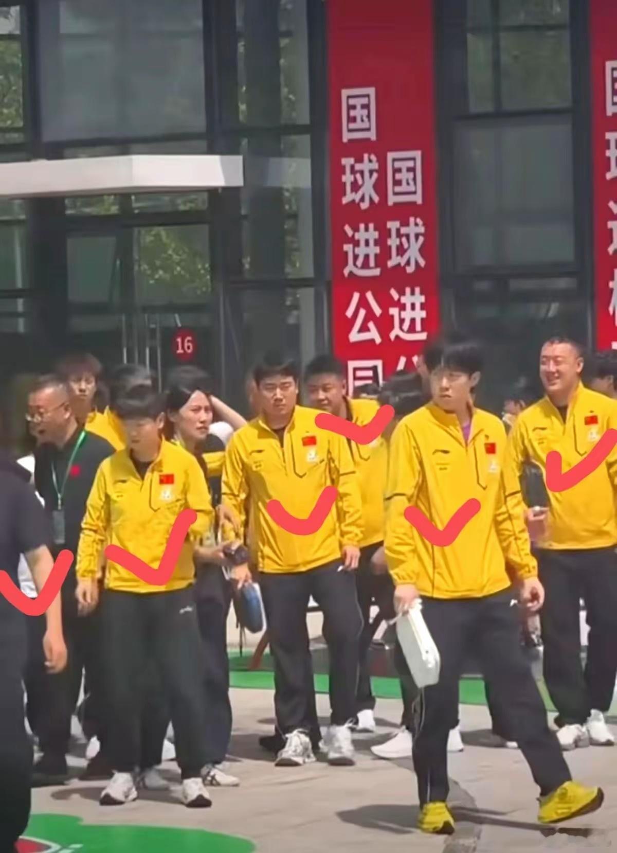 王励勤啊，王励勤，让我说你什么好呢！刚上任还没几天就被粉丝给骂了！要我说现在有些