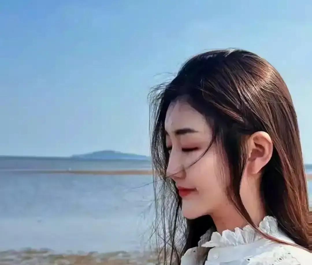 陈梦她爸一句“没人比我闺女强”被剪成短视频疯传，评论区吵成一锅粥。我看完原片，