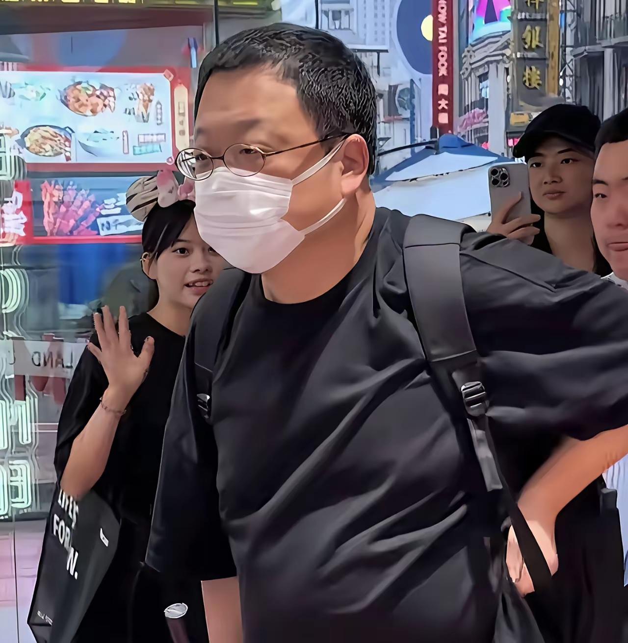 这不是在赖罗永浩，这是想找替罪羊。西贝半年亏了6个亿，关掉102家门店。