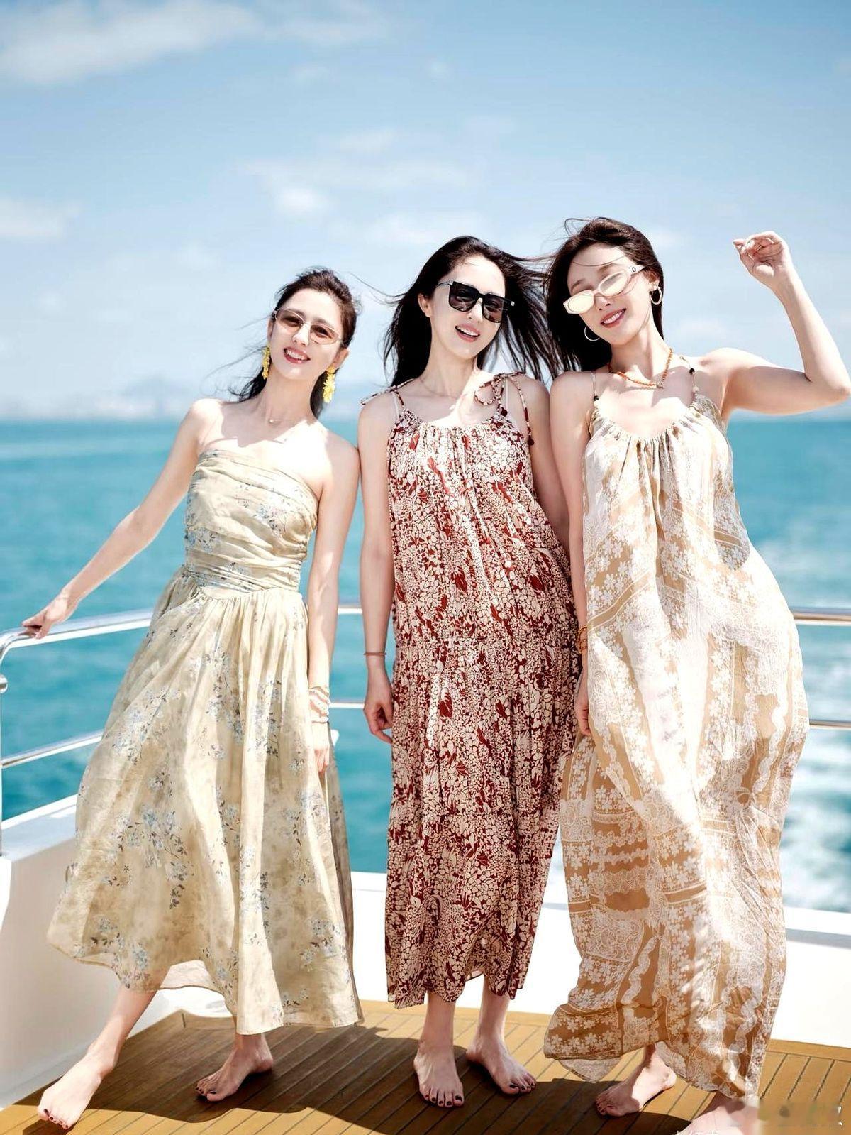 佟丽娅、董璇两个大明星往那一站，镜头按理说就该焊在她们脸上。结果那张海边合照，