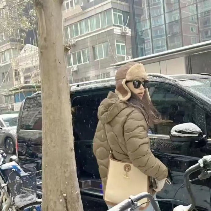 要风度也要温度，冬日出行，朱珠把自己裹得严严实实的，不过穿搭还是好看的，很有品。