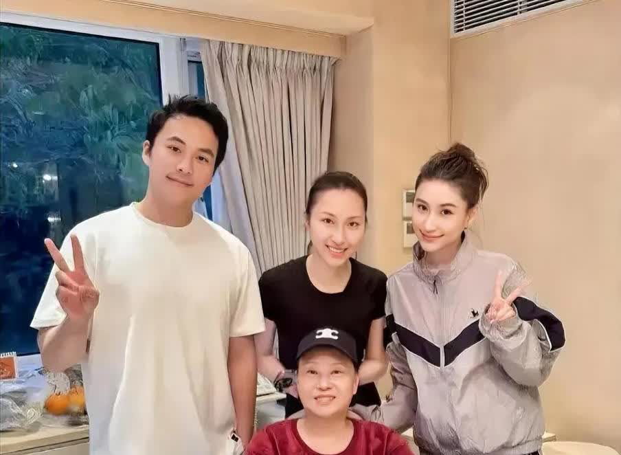 窦骁现在处境很尴尬，何超莲昨天在北京豪宅庆生，窦骁现身，不过他忙着在