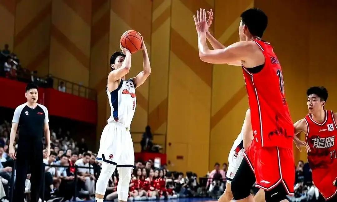 萨林杰罚12球那晚，广东全队才15次这球没法打了。对面教练冲裁判摊手，球迷