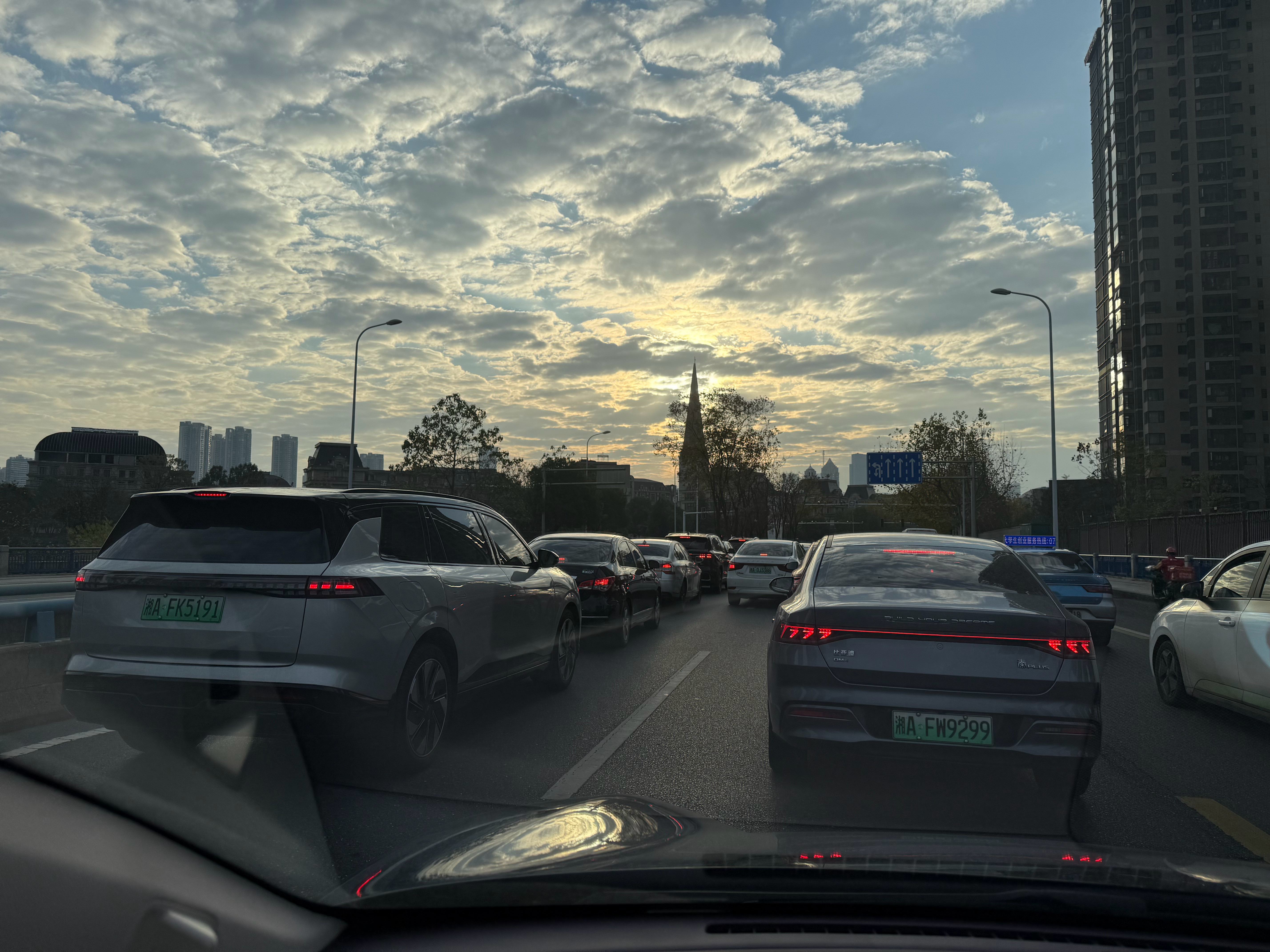 早，牛马上班，八点拍的。