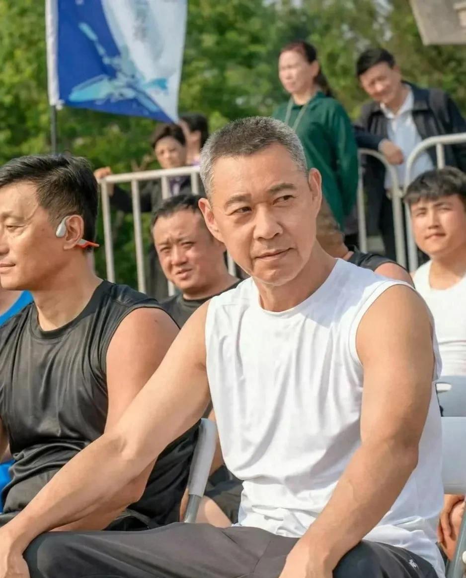 年轻时，周润发（图四）英俊潇洒；张丰毅（图一二）朴实憨厚。魅力指数，周润发胜张丰