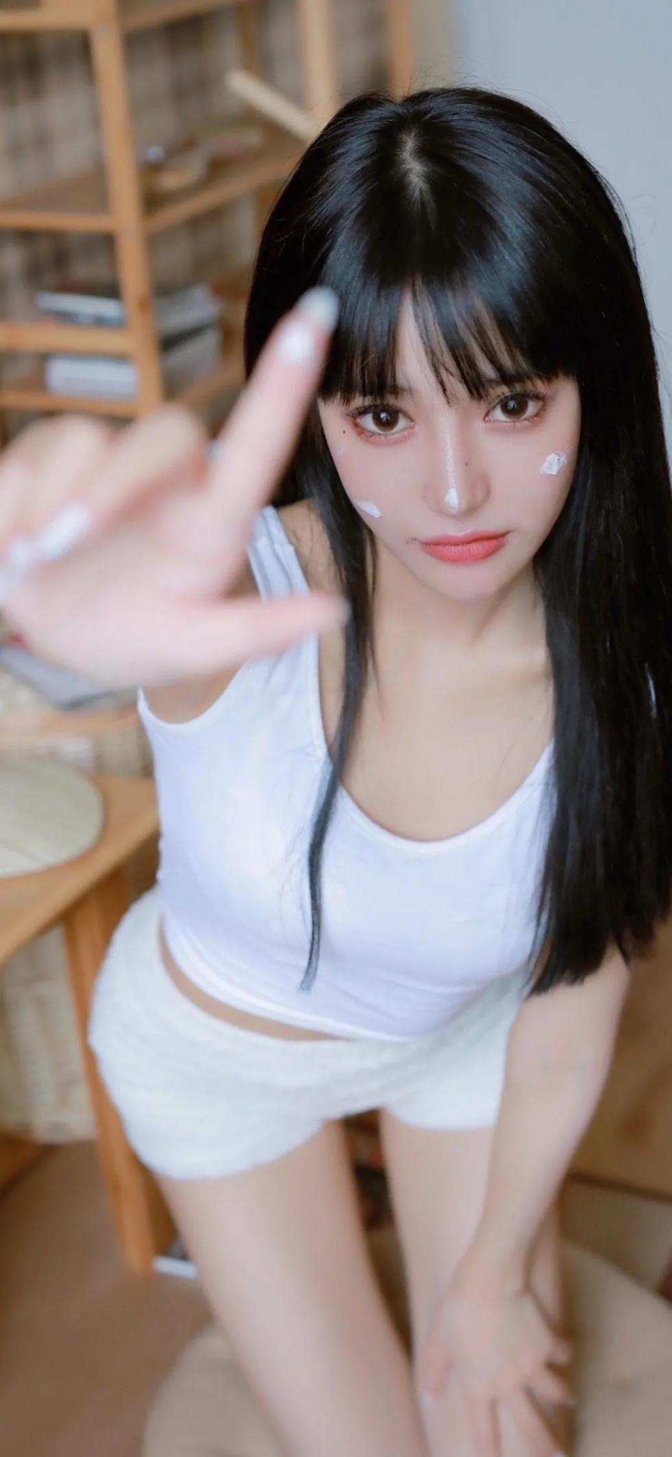 笑话：我路过火车站，遇到一个算命老头，我让他给我算了一卦，我说：我家道一般，现在