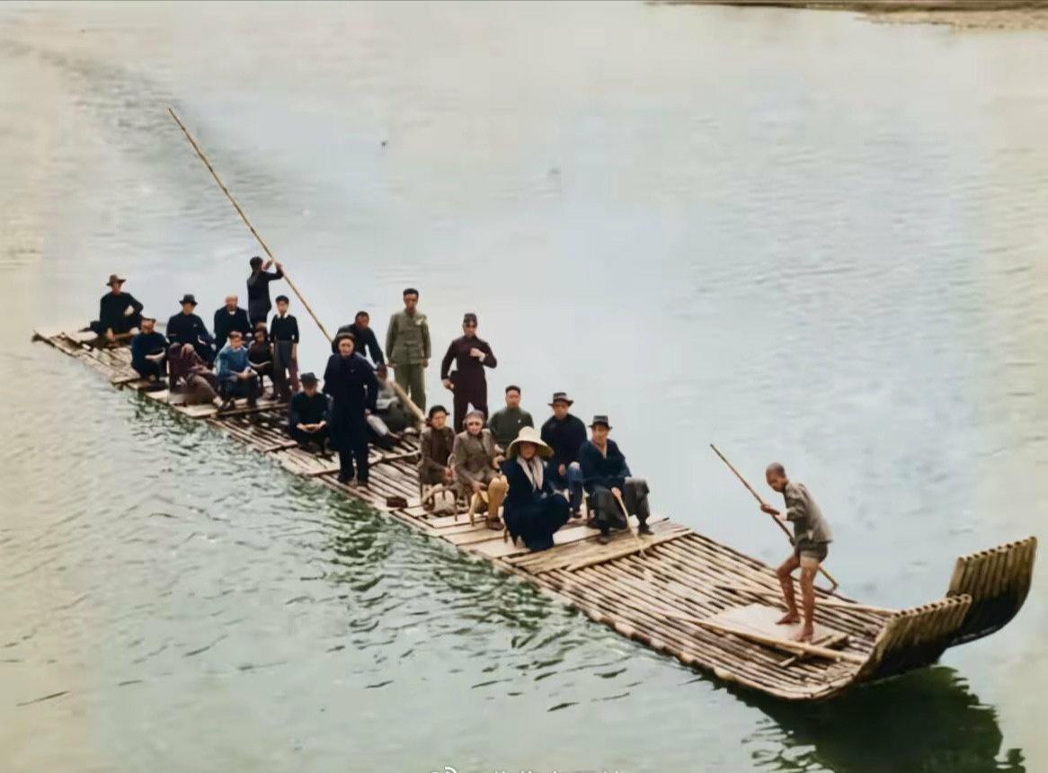 1949年4月25日，蒋介石一行最后一次离开老家浙江奉化溪口，乘坐竹筏离去（下图