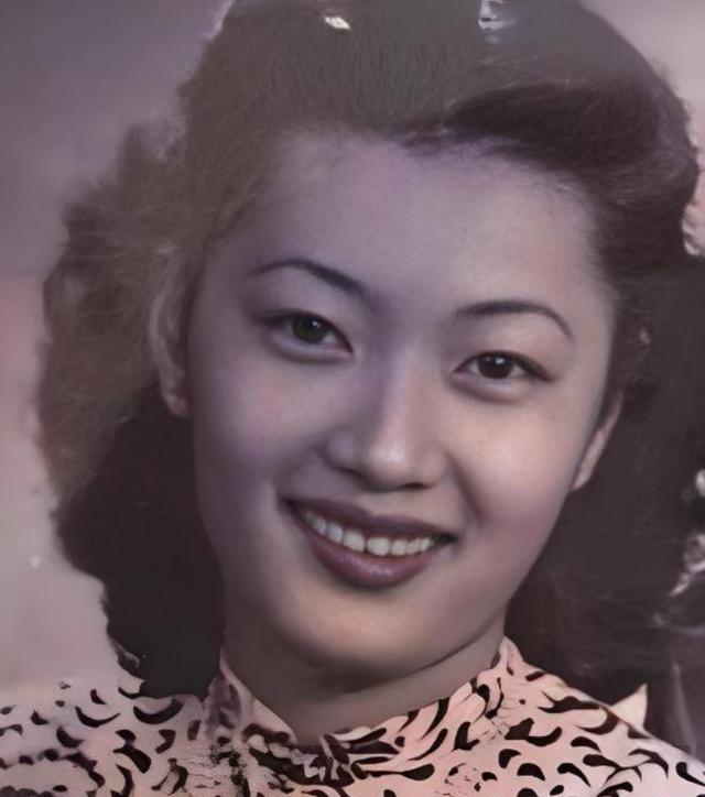 1946年，孔祥熙女儿逛公园遭军阀公子街头调戏，她立即举枪便射，两人互射十几发，
