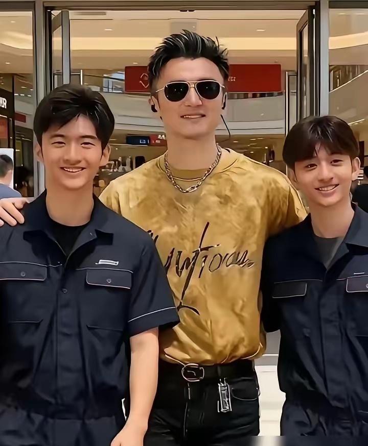 谢霆锋把隐私给了王菲，却把镜头给了儿子。他和王菲出门，帽子口罩捂得严严实实，