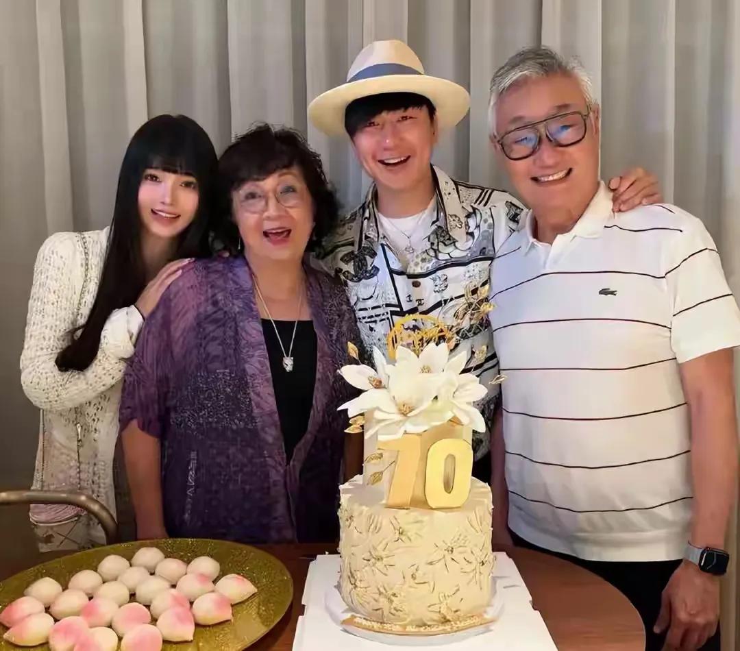 确定了44岁林俊杰对网红七七是生理上的喜欢23岁的七七给中国小女孩们打样了