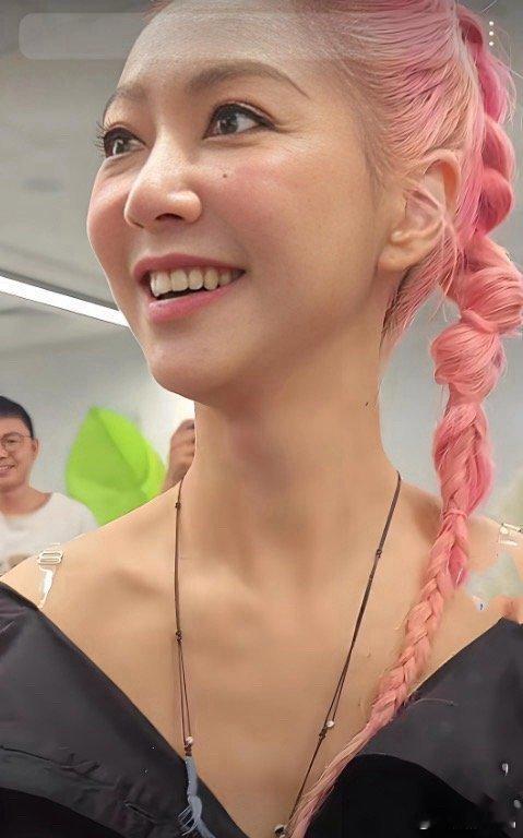 薛凯琪“童颜美女”人设翻车？路人跟拍镜头下，真实状态曝光，美颜滤镜一卸，“童颜”