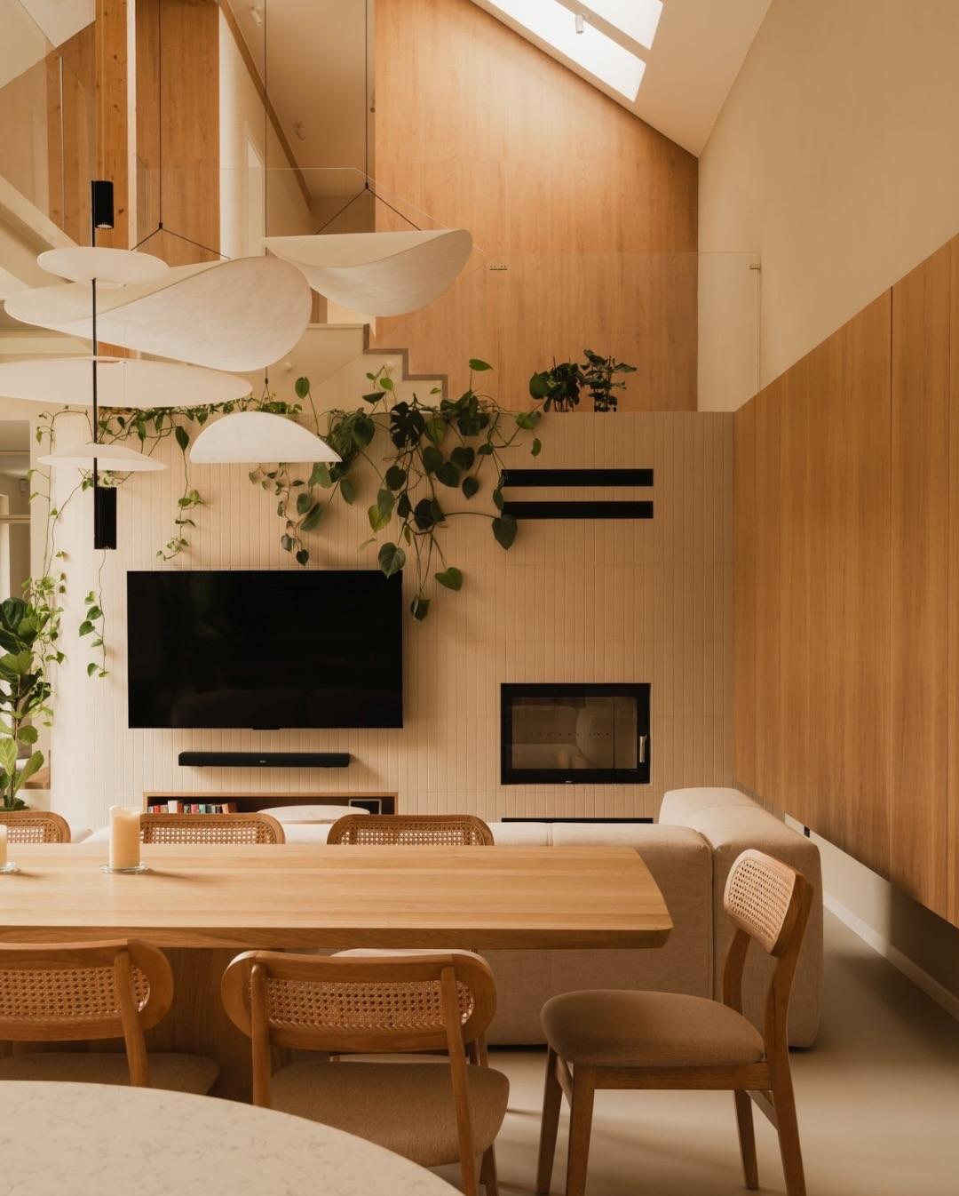 原木肌理间，流淌着一家三口的温柔烟火如何选择适合自己的装修风格?装修