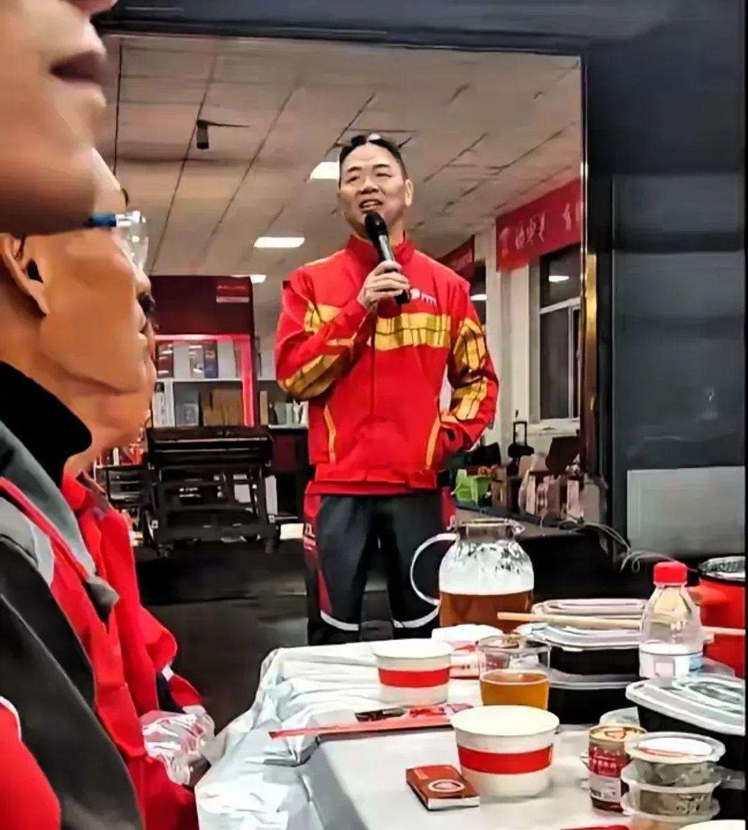 也许东哥压根没想搞外卖，外卖和京东是同一个软件，外卖可以不赚钱，只要增加京东软件