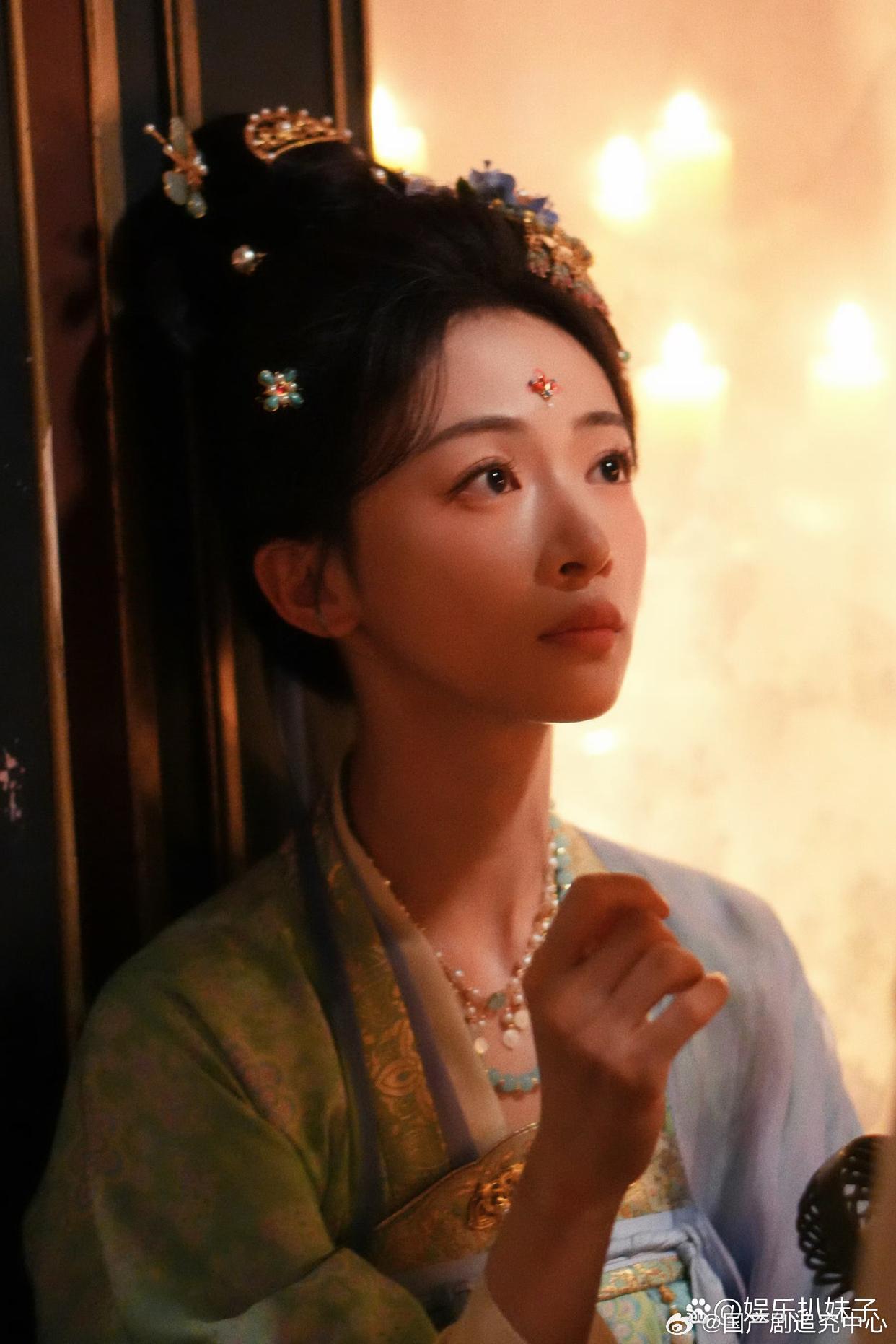 1.李小璐现在想复出，所以找了很多水军洗白，讲以前的事，她在最新采访里还原当年事