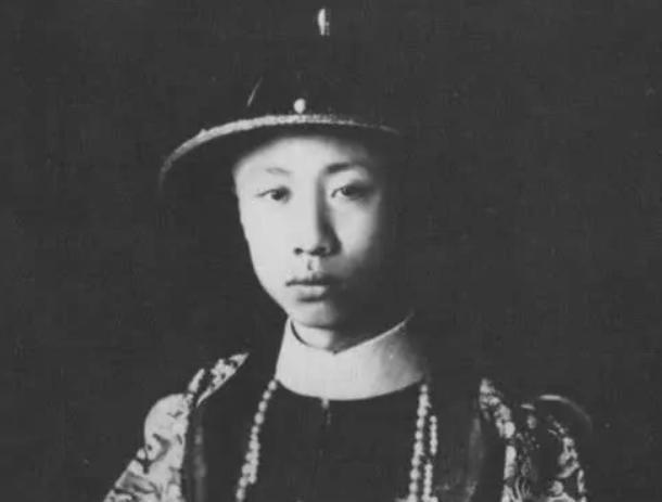 1962年毛主席宴请末代皇帝溥仪，闲聊时巧妙一句话让溥仪尴尬，究竟是谁让他失去皇