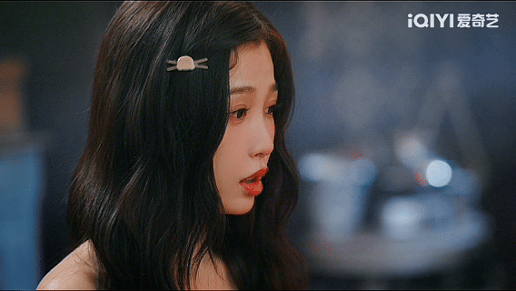 双轨前八集最好嗑的一个镜头网剧双轨暮暮朝朝太会了！姜暮暗示送、靳朝温柔配合，摘