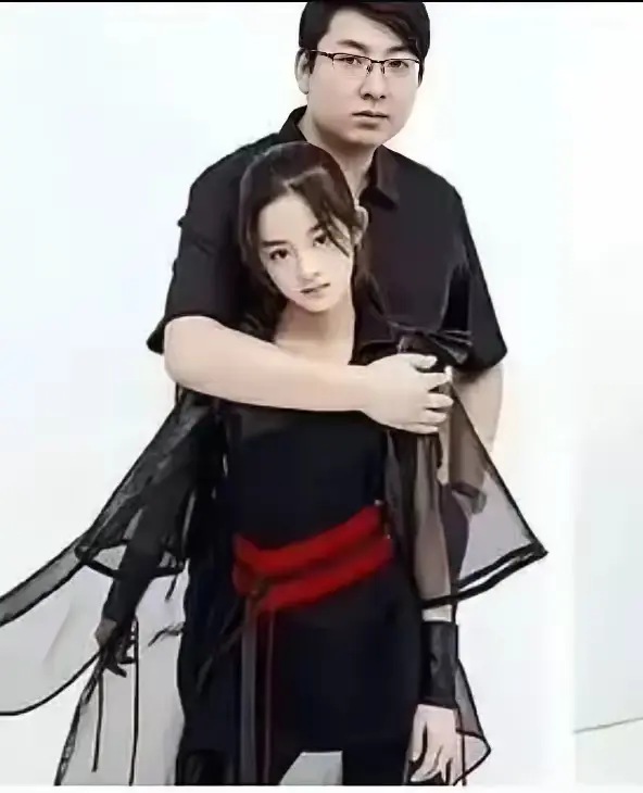黄杨钿甜的爸爸又后悔了，应该梳个大背头，显老一点，就不会被人又扒出个大实锤！​