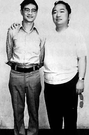 1985年，古龙下葬时，兄弟林清玄花30万元，一共买了48瓶XO酒陪葬，然而倪匡