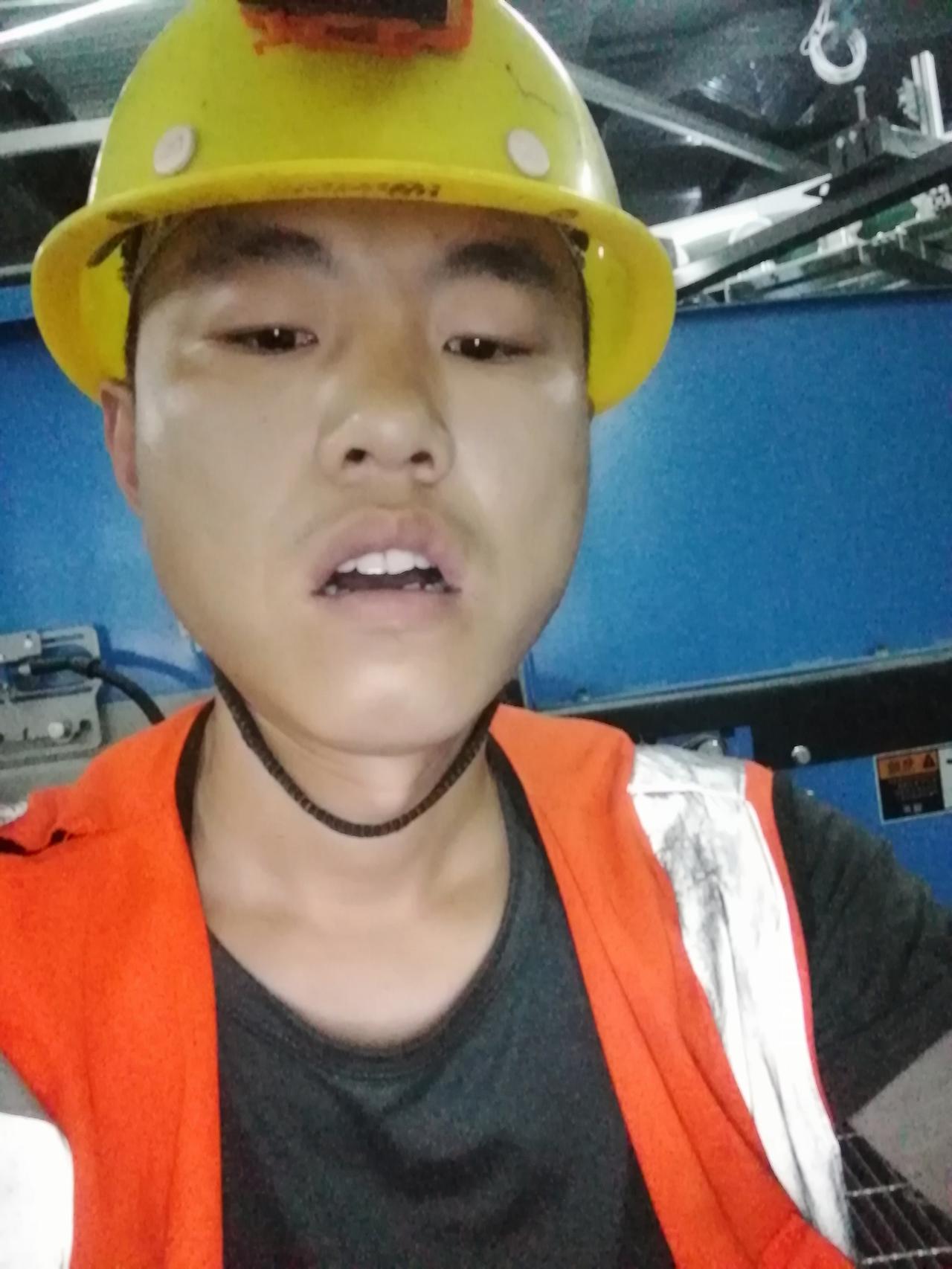 大家好，我是水电工星仔，湖南株洲人，30岁改行在工地做的水电安装，33岁的时候，