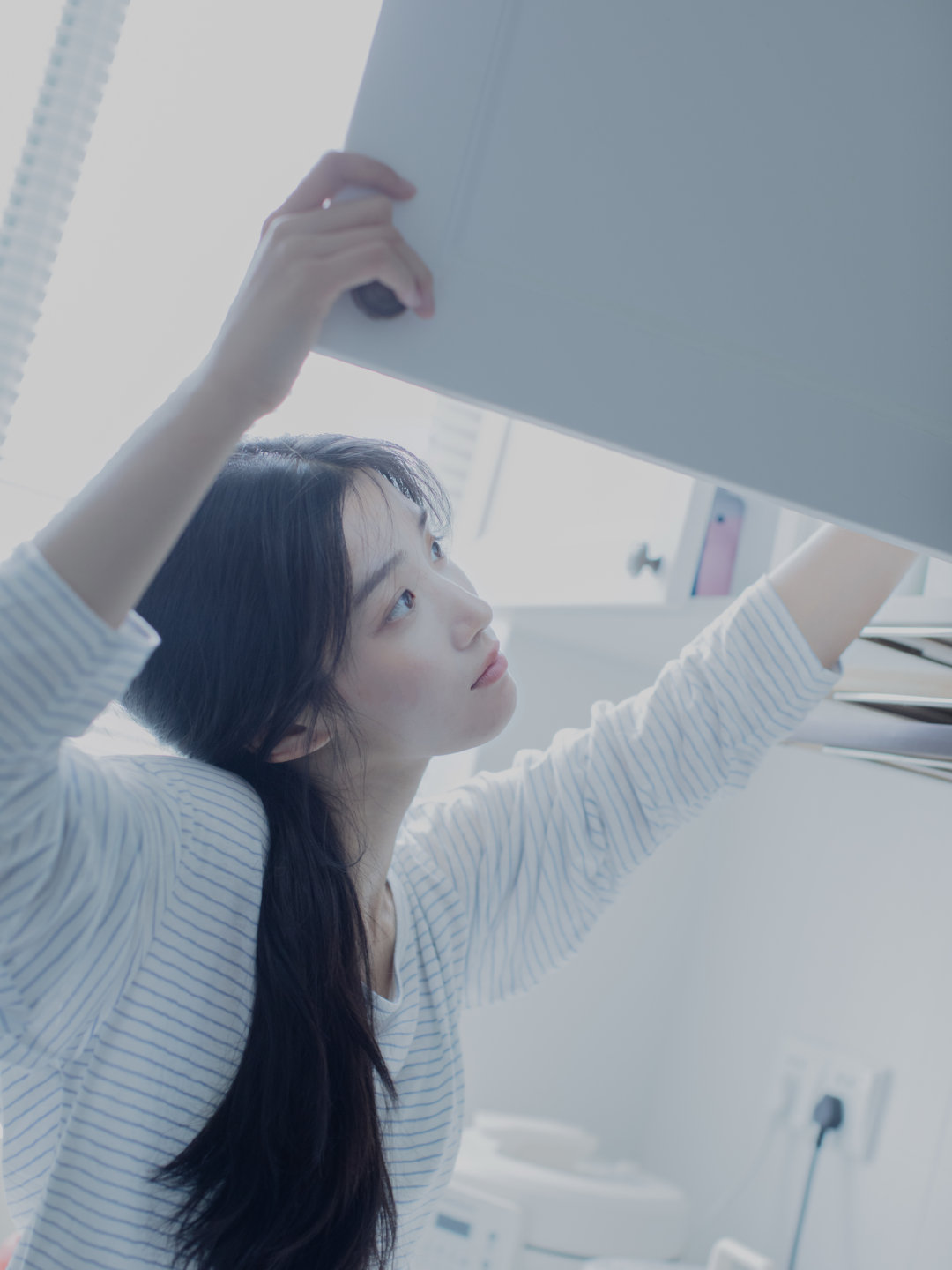 卢昱晓居家少女风写真来啦！随意扎起的马尾，抱着狗狗一起看书阅读，享受美食，是专属