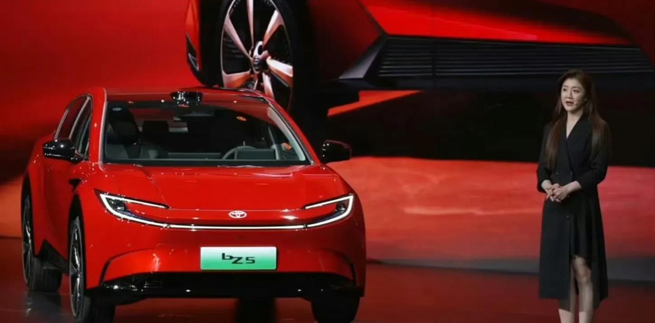 这就是赤裸裸的现实！油车30万：使用10年，油费10万，卖5万！纯电车30万