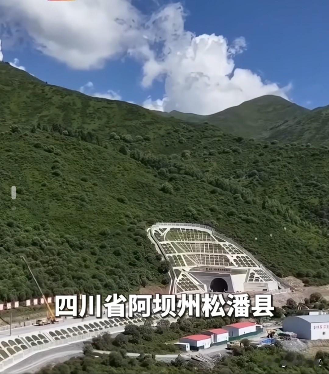7月25日9时08分，岷山深处的一声爆破，为川青铁路建设画上了关键一笔——四川段