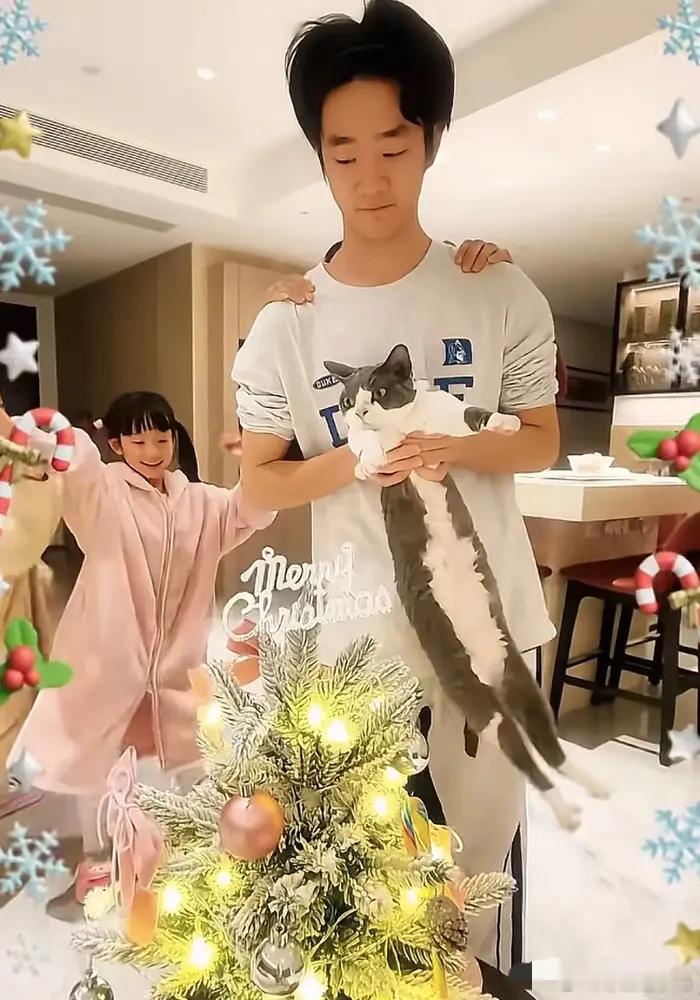 杨阳洋从香港回来，身上的短袖还没来得及换，就和家人一起跳舞了，杨威一家在武汉住别