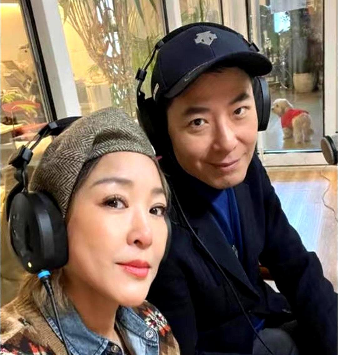 56岁李静飞泰国陪戴军过年？路人拍到两人手牵手蹦跳逛街，全网炸锅猜“是不是夫妻”