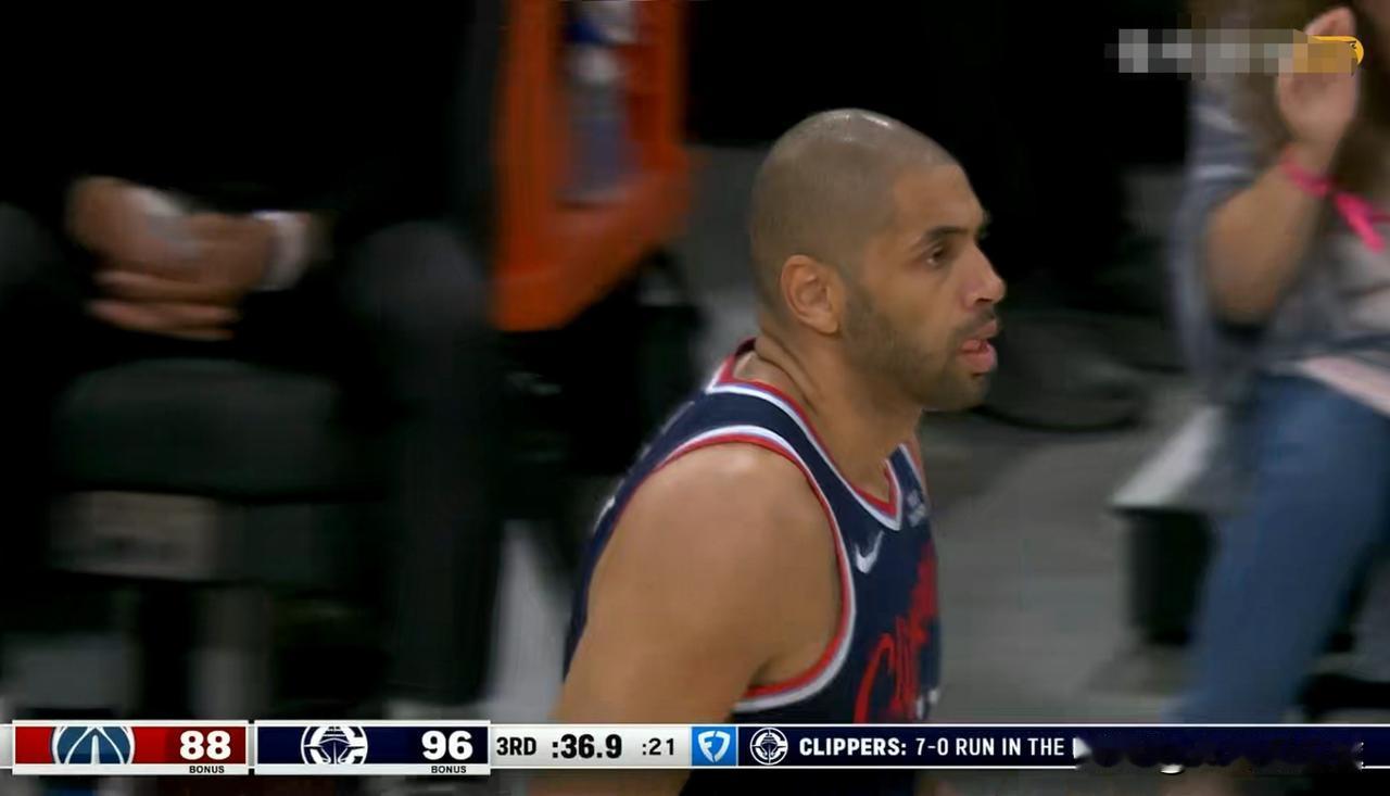 我必须要怒赞快船老将巴图姆！今天快船在主场以119：105力克奇才，本场比赛老将