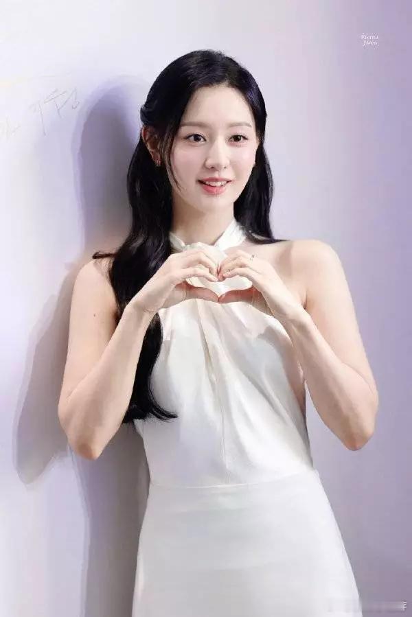 分享娱乐分享娱乐金智媛身穿一件白色挂脖裙，美艳迷人。​​​
