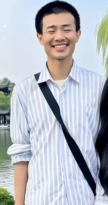 韦神的堂哥为韦神开了账号，没想到却遭到了网友的质疑！视频中的韦神三十多岁了，缺了