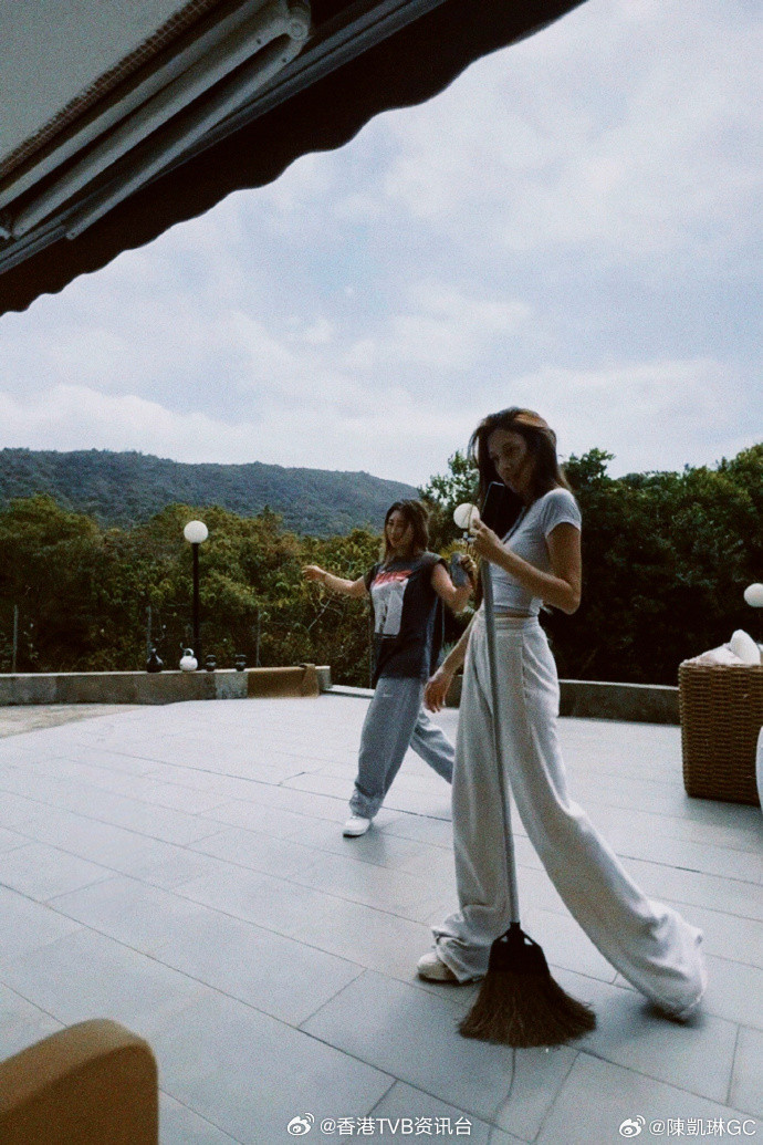 星岛：陈凯琳穿吊带装唱跳登《乘风2026》初舞台内地人气低遭大比分落败？被质疑