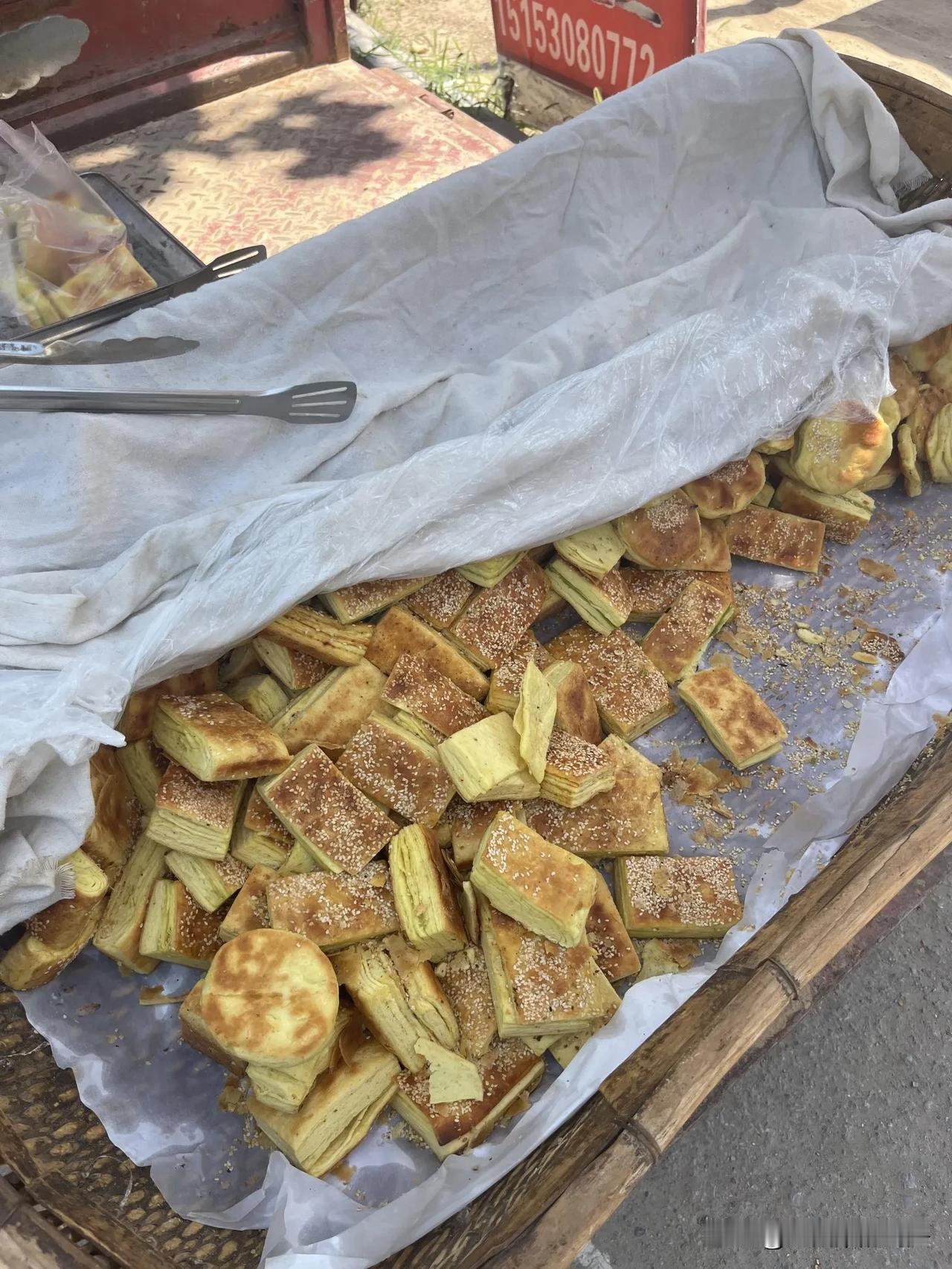 还有人知道这个饼嘛今天去我们集上突然看到这个饼现在都没有见过了小时候吃过